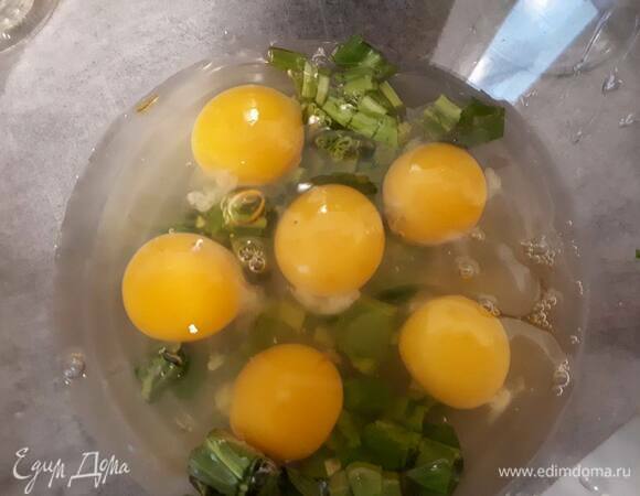 Слегка взбейте яйца с рубленой зеленью и рыбным соусом.
