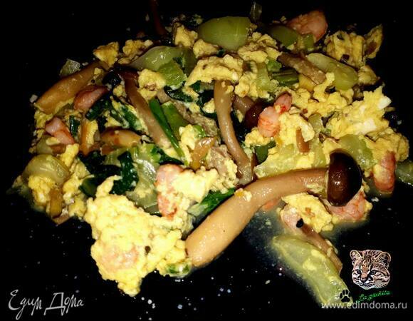 Обжаривайте на среднем огне, постоянно помешивая, пока яйца не будут готовы (еще минуты 3–4).