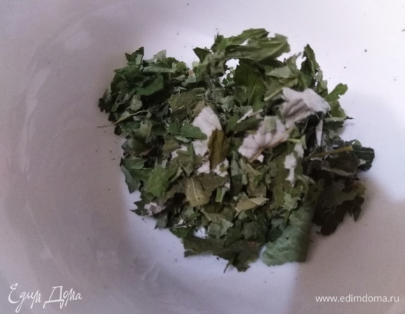 Сушеные листья малины и черной смородины измельчить.