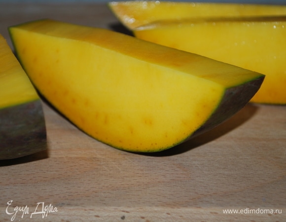 Для пюре возьмите спелое манго без волокон. Очистите манго от косточки и кожуры.