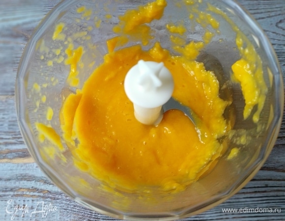 Нарежьте манго на кусочки и пробейте блендером до однородности.