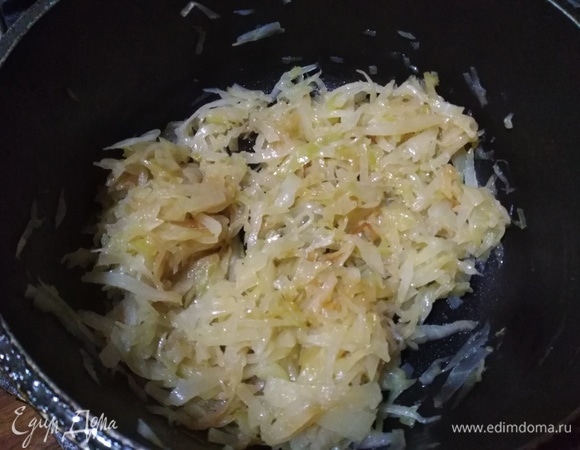 Капусту нашинковать, посолить и тушить под крышкой на растительном масле до готовности.