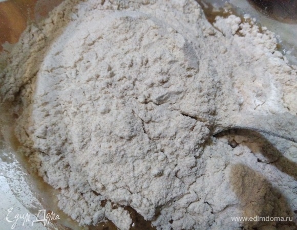 В теплую воду добавить соль, растительное масло, всыпать муку. Замесить тесто.