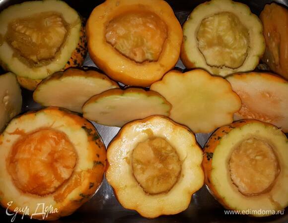 У мини-тыкв срежьте верхушку и очистите их от семечек.