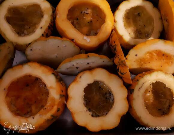 Раздавите чеснок с солью и перцем, смешайте с оливковым маслом и натрите этой смесью тыквы. Поставьте в духовку на 30–40 минут при 180°C.