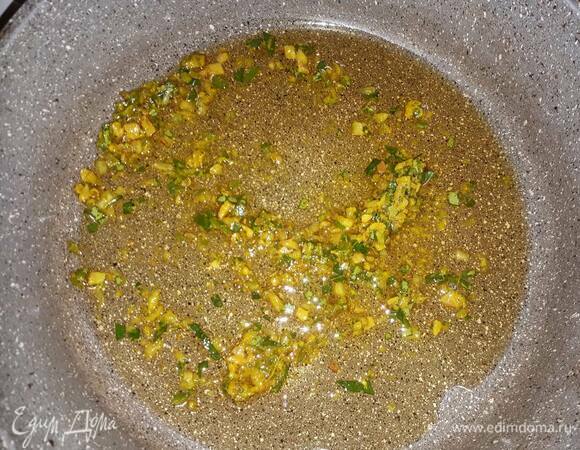 Обжарьте пасту карри примерно минуту на оливковом масле.