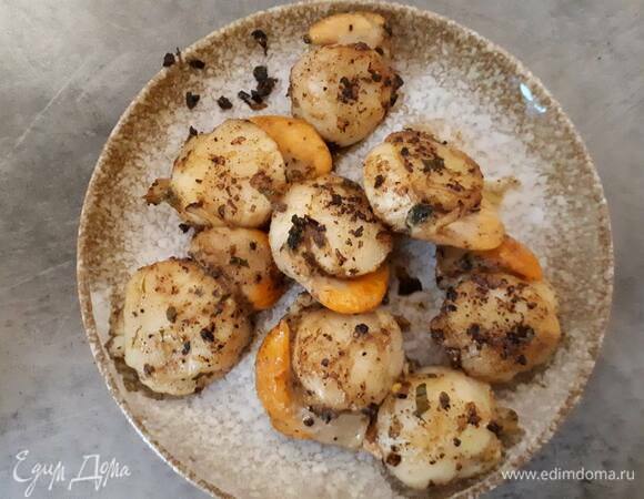 Выложите гребешки на сковородку к пасте карри и обжарьте с двух сторон до легкой золотистой корочки. Затем выньте гребешки и дайте стечь лишнему маслу.