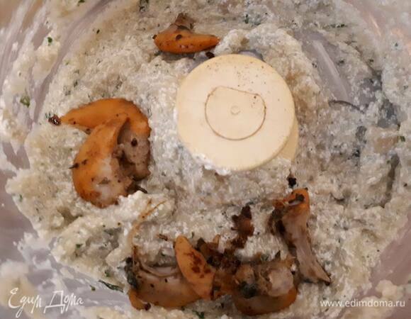 Положите в комбайн готовую грушу, горгонзолу, базилик и мантию (оранжевая часть) от гребешков. Пюрируйте до получения однородного крема.