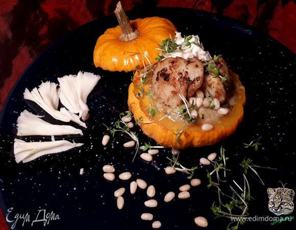 Готовые тыквы заполните грушевым кремом, сверху положите гребешки. Подавайте горячими.