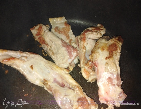 На сухой сковороде обжарить ребра — буквально несколько минут с двух сторон.