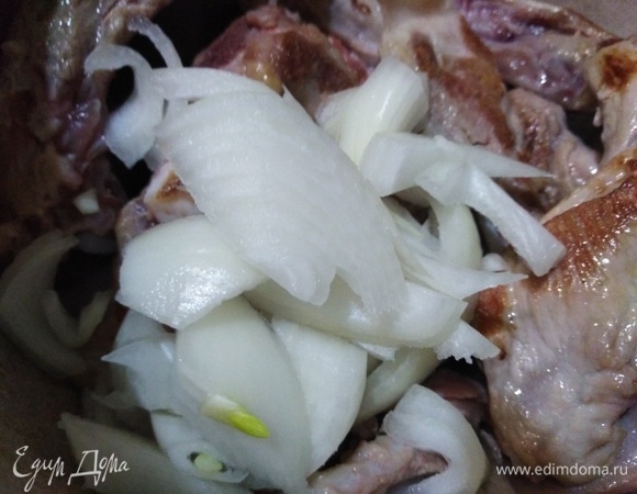 На ребра выложить лук.