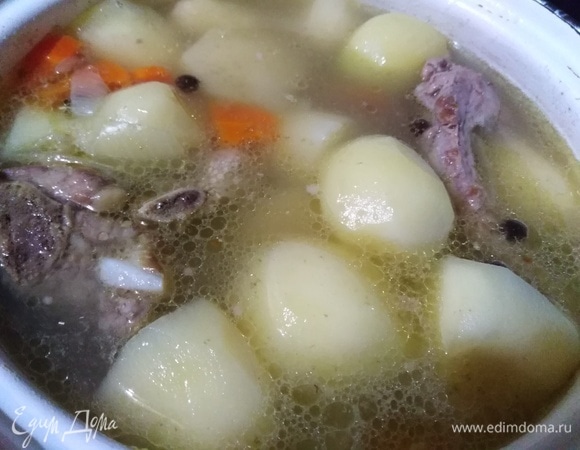 К мясу выложить очищенный картофель. Тушить 30 минут.