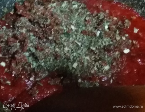 Добавить тосканские травы. Обжарить в течение двух минут. Залить бульоном от картошки, хорошо перемешать до состояния кетчупа. Влить соус в кастрюлю и проварить еще в течение 30 минут.