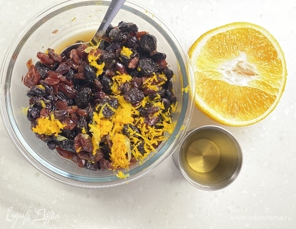 Цукаты промыть, сложить в чашку, добавить сок и цедру апельсина, а так же ром. Убрать в прохладное место на сутки минимум.