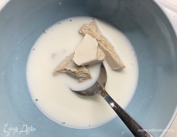 Опара. В теплом молоке размешать сахар и дрожжи, добавить муку, перемешать. Убрать на 15 минут подходить.