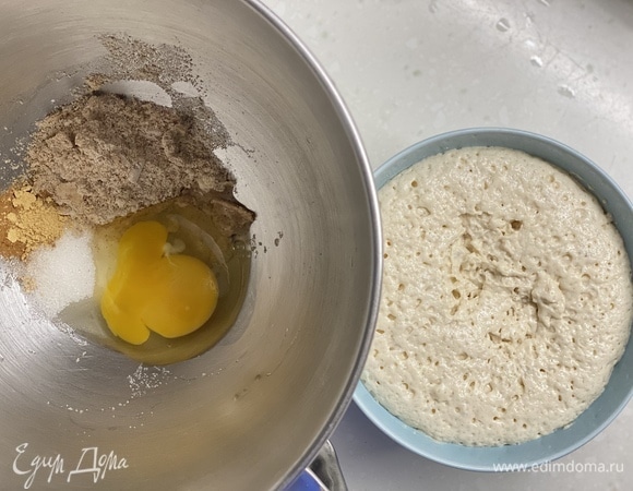 Тесто. Сахар, яйцо, миндальную муку, щепотку соли, специи (корицу, имбирь, гвоздику и кардамон) смешать с опарой.