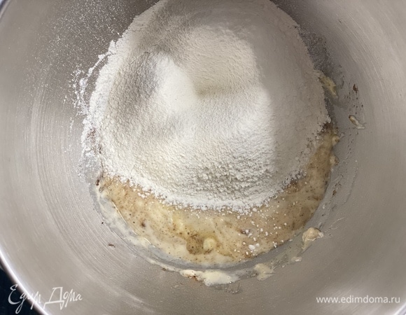 Добавить муку. Перемешать.