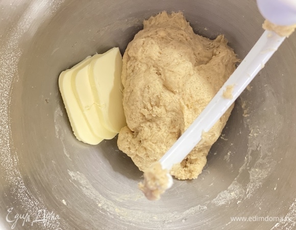 Хорошо вымесить тесто и, постепенно добавляя мягкое масло, замесить до однородного состояния. Тесто не должно липнуть к рукам.