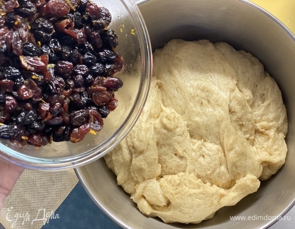 Добавить к тесту цукаты и орехи, хорошо перемешать.