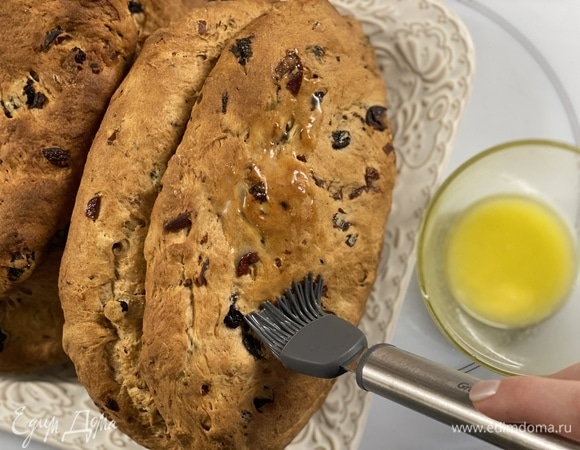 Выпекать при 180°C около 40 минут. Готовые штоллены остудить и обильно смазать маслом.