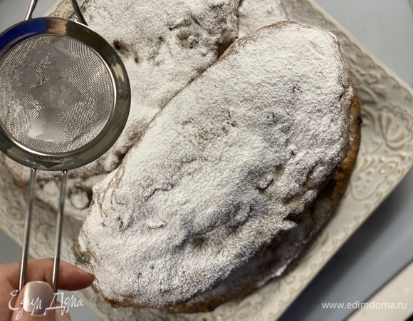 Затем посыпать обильно сахарной пудрой.