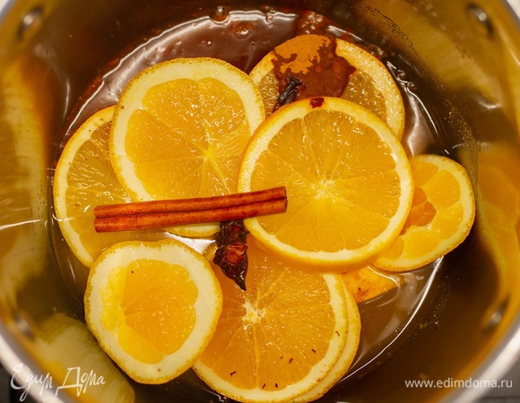 Влить кипяток. Варить на небольшом огне около 10 минут.