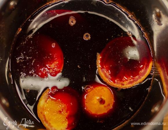 Затем залить в кастрюлю вино, уменьшить огонь и проварить глинтвейн, но не дать ему закипеть. Добавить сахар по вкусу, размешать и дать настоятся 5 минут, процедить и разлить по бокалам. Приятного аппетита!