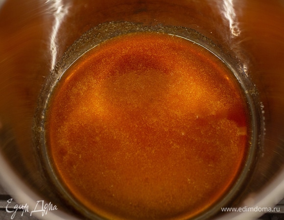 В кастрюлю с толстым дном всыпать сахар и прогреть на слабом огне до его растворения.