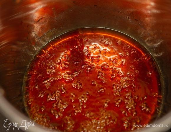 Аккуратно влить кипяток.