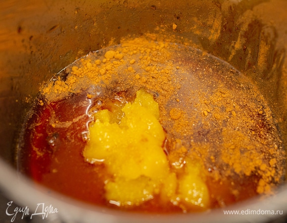 Всыпать специи (у меня корица, мускатный орех, гвоздика, кардамон, имбирь, бадьян) по вкусу. Добавить мед.