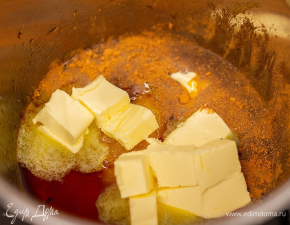 Мягкое масло нарезать кубиками и бросить в кастрюлю, добавить 1 щепотку соли. Варить до однородности массы, помешивая, примерно 5 минут.