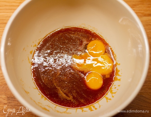 Добавить желтки. Перемешать.