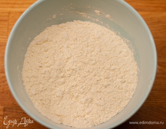 Муку просеять с содой в отдельную чашу.
