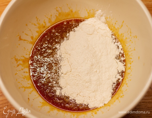 Постепенно всыпать муку в пряную смесь и замесить тесто.