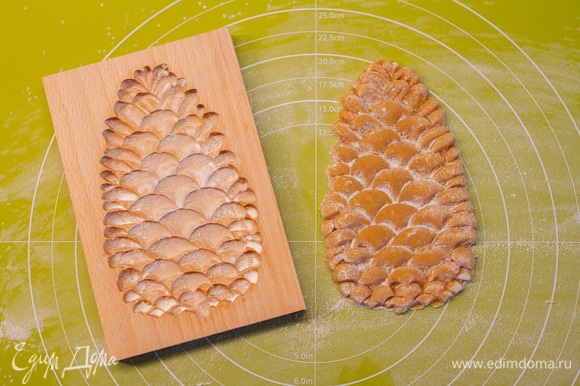 Затем можно достать тесто, раскатать и вырезать пряники любой формы. Я использую вот такую деревянную в форме шишки.