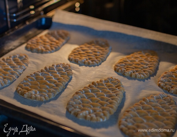 Выложить пряники на противень, застеленный пергаментом. Духовку разогреть до 250°C. Выпекать при такой температуре 4–5 минут.