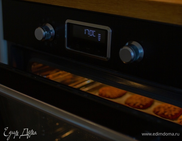 Затем убавить температуру до 170°C и выпекать пряники до готовности (я пекла еще 5 минут). Все зависит от размера изделий.