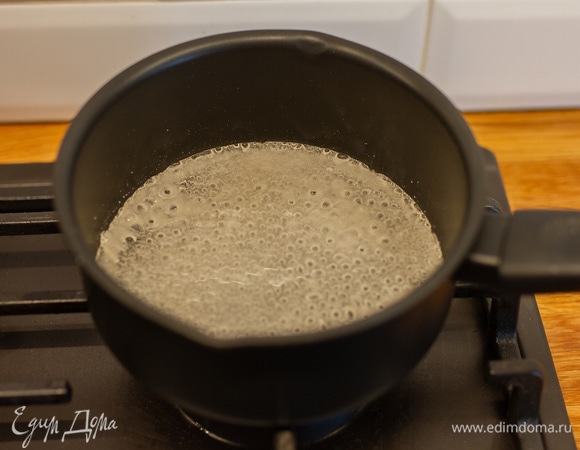 Для глазури смешать сахар, воду и лимонный сок. Довести до кипения, после растворения сахара варить 1 минуту на слабом огне. Чтобы покрыть все пряники, я варила глазурь 2 раза.