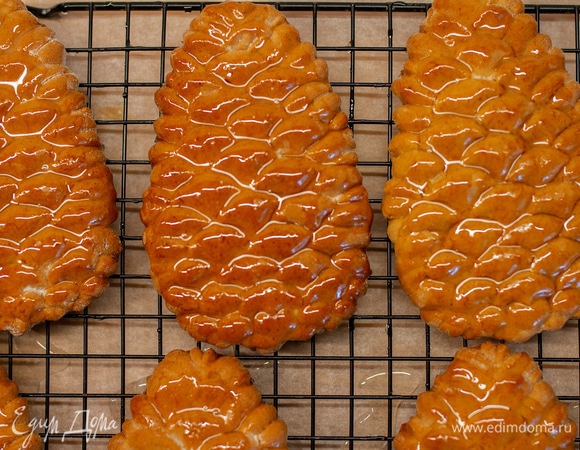 Нанести глазурь на горячие пряники. Дать подсохнуть, и готово.