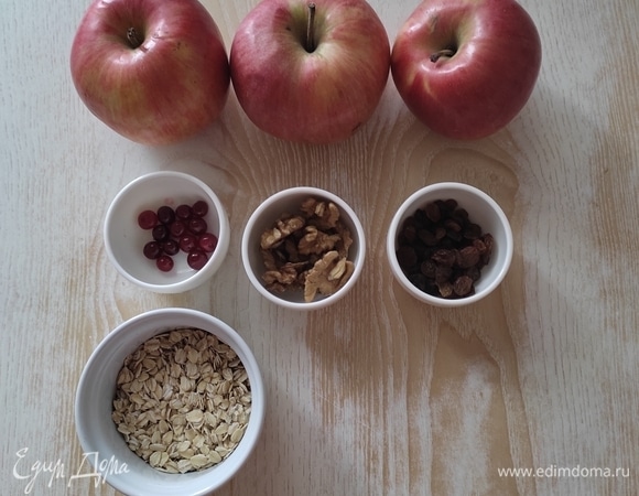 Подготовим все ингредиенты. Яблоки можно брать любого сорта, желательно крупные. Овсяные хлопья лучше использовать быстрого или среднего приготовления.