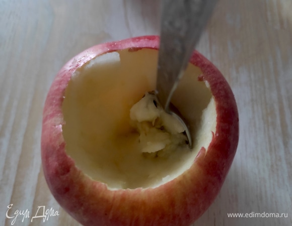 Яблоки тщательно моем, с помощью чайной ложки удаляем сердцевину с семечками и делаем в яблоке углубление, немного не доходя до донышка. Аналогично подготавливаем остальные яблоки.