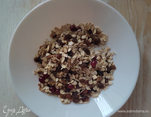 В чашке смешиваем овсяные хлопья, изюм, рубленые орехи и клюкву, перемешиваем. Можно добавить корицу на кончике ножа.