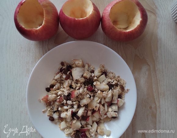 Кусочки, которые мы вырезали, когда делали углубление в яблоке, мелко режем и добавляем в овсяную смесь. Еще раз перемешиваем.