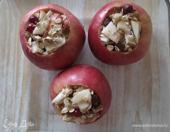 В яблоко укладываем начинку, плотно прижимая чайной ложкой. Ставим в духовку запекаться при 150–160°C. Если запекать яблоки при более высокой температуре, они будут готовы быстрее, но, возможно, лопнет кожура, яблоко распадется.