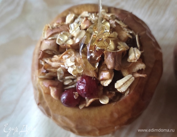 Через 20–25 минут, когда начинка пустит сок и немного осядет, достаем яблоки и поливаем медом. Количество регулируйте по своему вкусу. Возвращаем обратно в духовку. Яблоки запекаются примерно 40–50 минут. Подавать со взбитыми сливками. Приятного аппетита!