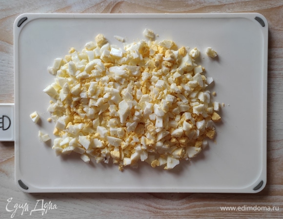 Отваренные яйца мелко нарезать.