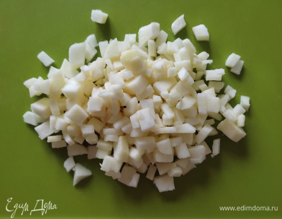 Зеленое яблоко лучше взять кислых сортов. Хорошо вымыть, снять кожуру, удалить сердцевину с семечками и нарезать мелким кубиком.