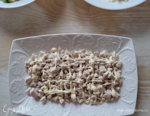 Салат собираем сразу на блюде для подачи. В майонез по желанию можно добавить пропущенный через пресс зубчик чеснока. Первый слой: куриное филе, сеточка из майонеза. Второй слой: киви. Третий слой: яйца, сеточка из майонеза. Четвертый слой: корейская морковь, сеточка из майонеза. Пятый слой: яблоко, сеточка из майонеза. Шестой слой: сыр.