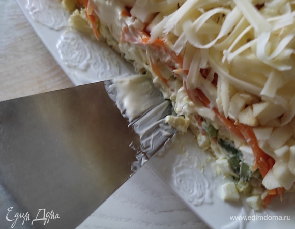 Чтобы придать салату форму шкатулки, я использовала обычную кухонную лопатку. Можно взять широкий нож, кондитерский шпатель и так далее. На край лопатки помещаем немного майонеза и подравниваем бока и верхушку, делая нужную форму.