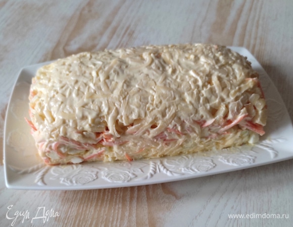 В итоге должна получиться вот такая форма. Весь салат должен быть смазан майонезом, чтобы кусочки киви хорошо прилипли.